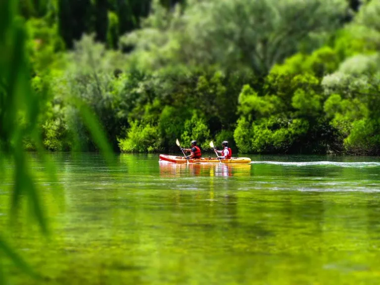 Gruppo di canoa sul lago