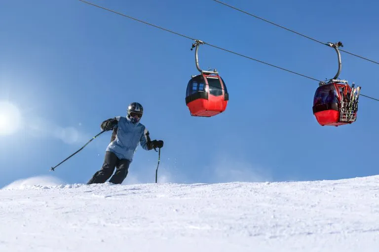 Skifahren auf verschneitem Zagreber Berg